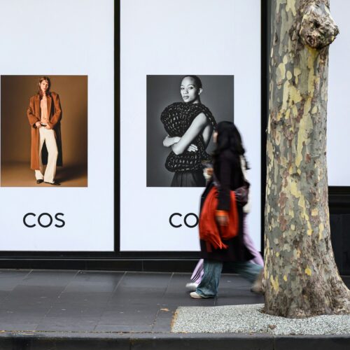 Dibond w reklamie zewnętrznej: jak technologia płyt kompozytowych definiuje standardy w Warszawie?